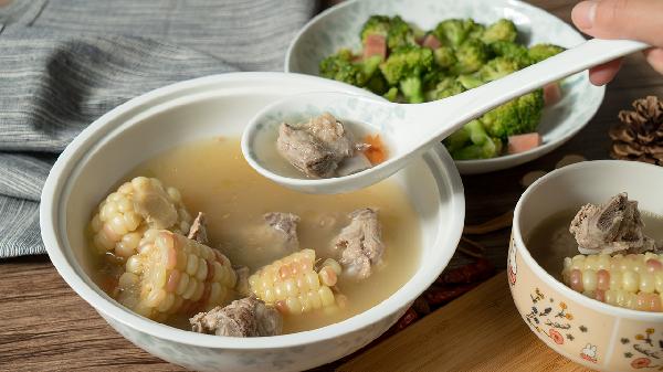 宝宝吃了肉饼又吐又拉应该怎么办