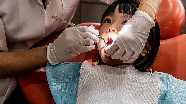 拔牙以后多久可以正常吃东西