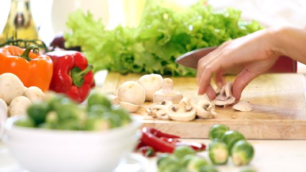 痛风患者越来越多 医生强调:肾不好的人 少吃香菇 多吃这4样