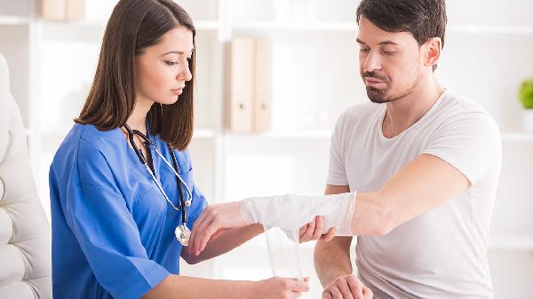 骨折的人为什么晚上睡不着