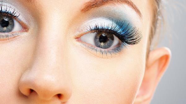 女人四十岁后为什么眼皮总肿