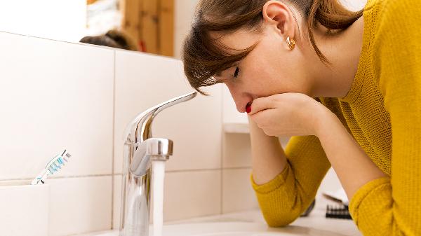 连续几个晚上呕吐白天没事