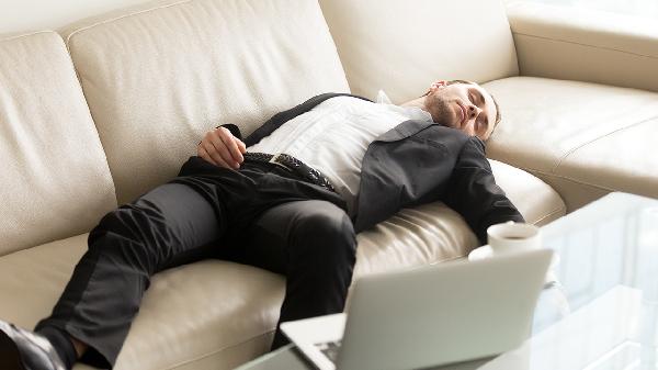 饭后总是“犯困”要小心 可能是这4个疾病在作祟 别不当回事