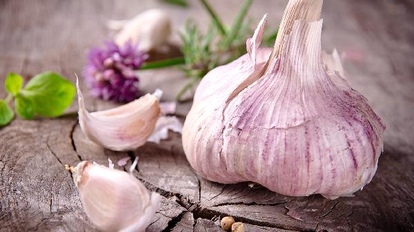 吃大蒜能治愈克罗恩病吗 克罗恩病不能单靠大蒜