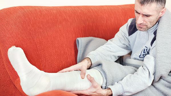 踝部骨折和扭伤以及骨裂的区别是什么