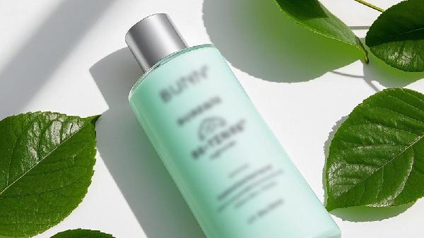 脸上起红色丘疹可以涂抹护肤水吗