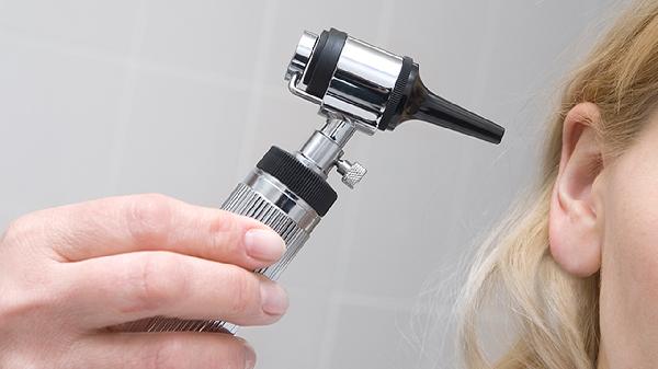 刚打完耳洞红肿怎么办