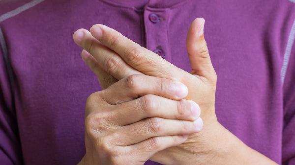 手指挫伤一个月一弯曲就疼