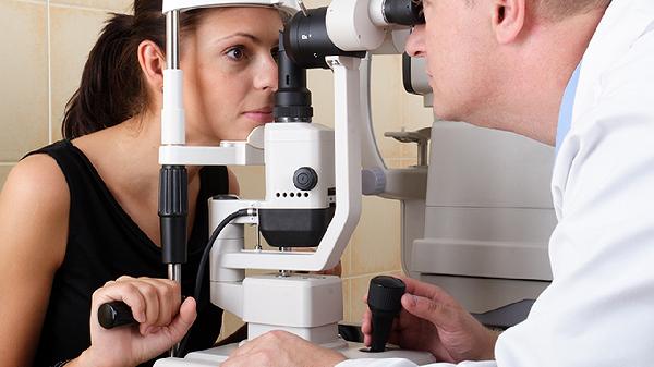 白内障的原因有哪些 长期强光刺激也易引发白内障