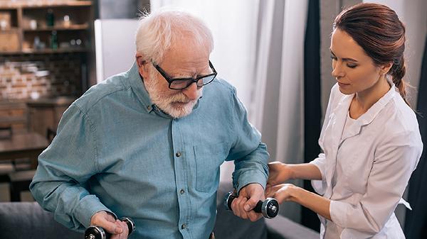 68岁大爷脑出血去世 医生呼吁:夏季吃降压药 千万注意这4件事