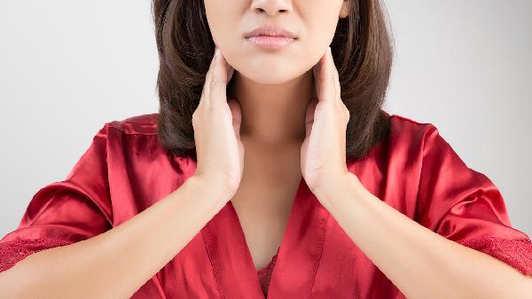 喉咙后壁有红色肉球凸起物是什么原因