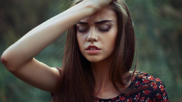 紧张发抖 坐立不安 提醒：患上焦虑症 劝你做好这4件事