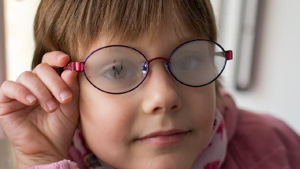 眼睛往外凸怎么回事怎么治疗