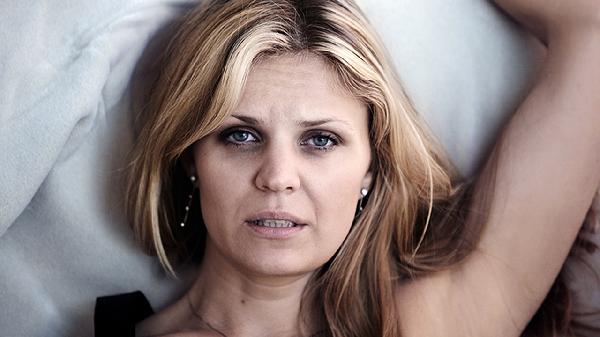 侧身睡胸口中间骨头疼是怎么回事