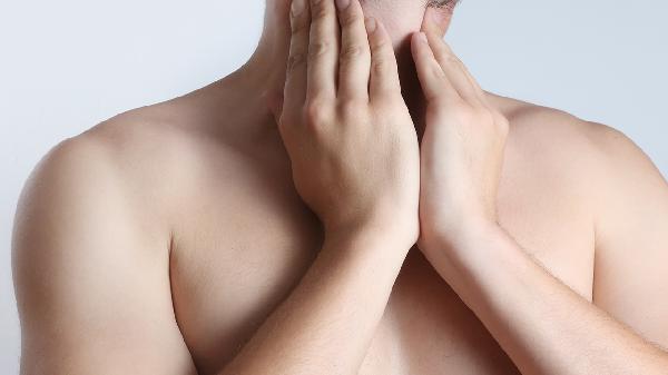 57岁大爷食管癌去世 平常爱散步常喝茶 医生提醒:这几物非常伤肺