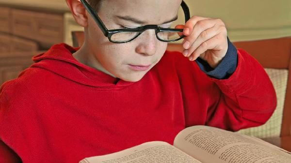 精神分裂症能使眼睛近视吗 精神分裂症身体有五个变化