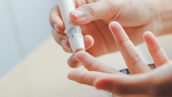 血糖高需重视 若有这3个症状 当心是糖尿病来报道了