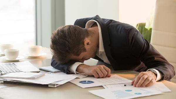 吃饱就犯困 医生:别小看 若经常发生 或是身体在暗示3个问题