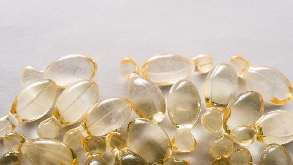 吃维生素小便发绿