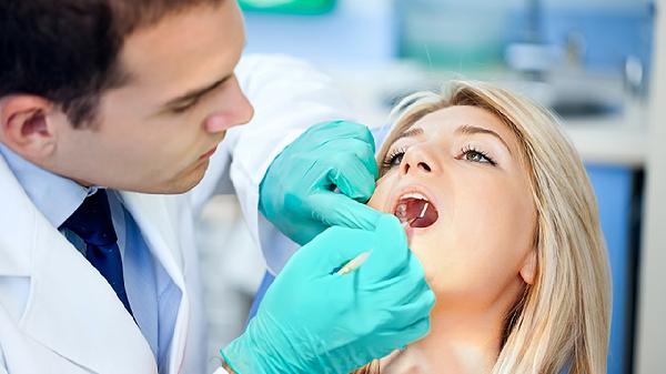 矫正牙齿戴牙套好还是铁丝固定的好