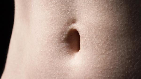 肚脐眼左上方隐隐作痛怎么回事